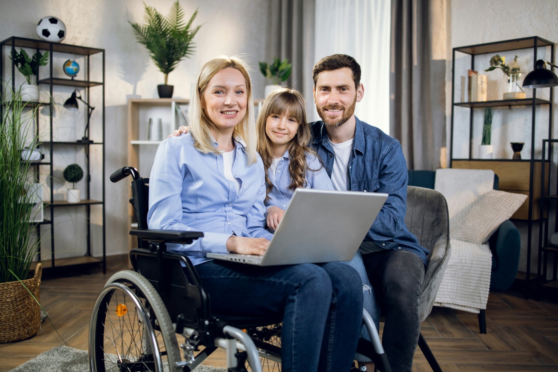 Familie, die ihre BU-Versicherung prüft